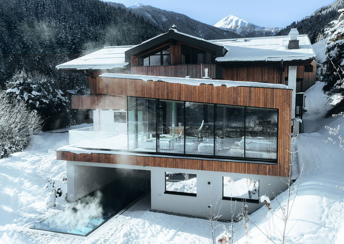 Blick auf den Outdoorpool im Haus Jausern