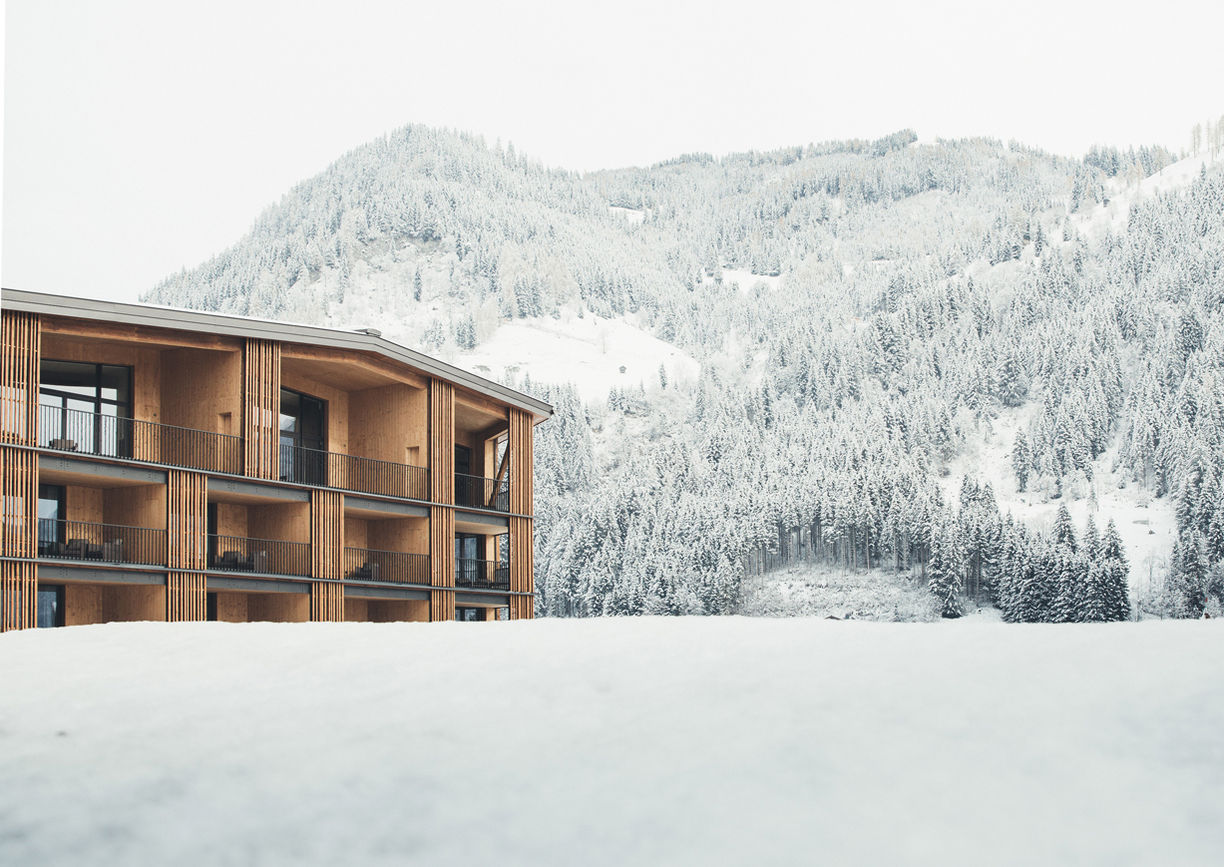 Blick auf Holzhaus in Winterlandschaft