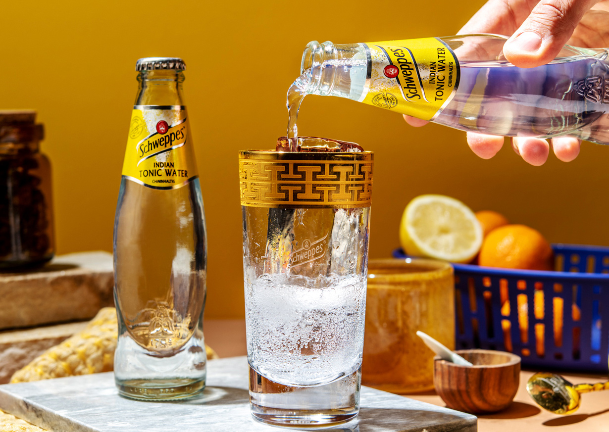 Glas mit Schweppes Indian Tonic Water